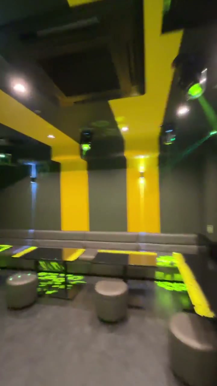 黄色いレーザー光線の演出